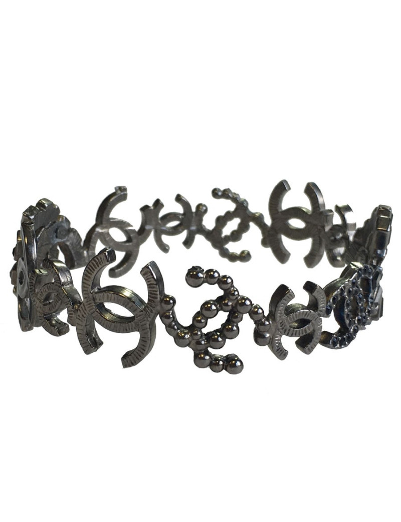 Bracelet CHANEL CC en métal ruthénium, strass et résine noirs