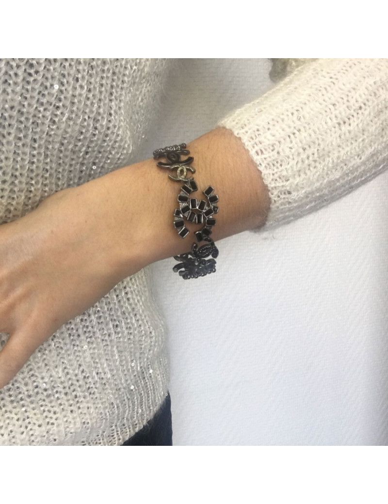Bracelet CHANEL CC en métal ruthénium, strass et résine noirs