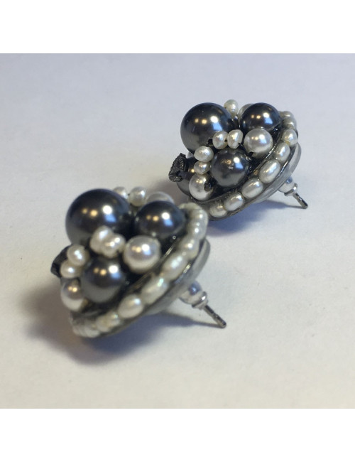 vvv Boucles d'oreilles clous CHANEL perlées gris et nacré