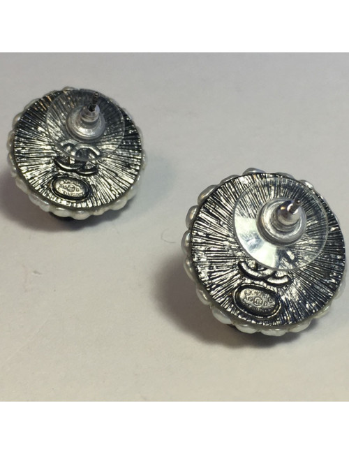 vvv Boucles d'oreilles clous CHANEL perlées gris et nacré