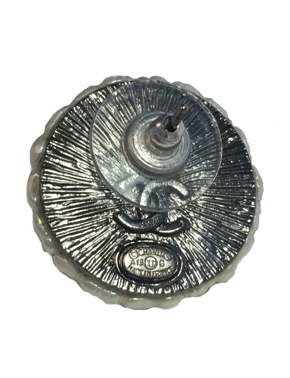 vvv Boucles d'oreilles clous CHANEL perlées gris et nacré