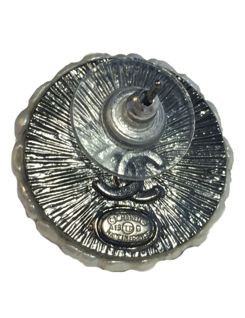 vvv Boucles d'oreilles clous CHANEL perlées gris et nacré