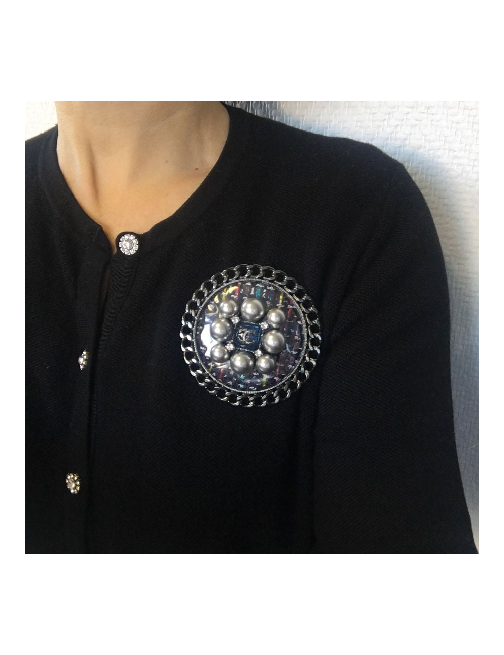 Broche CHANEL couture en ruthénium, tweed et perles grises et strass