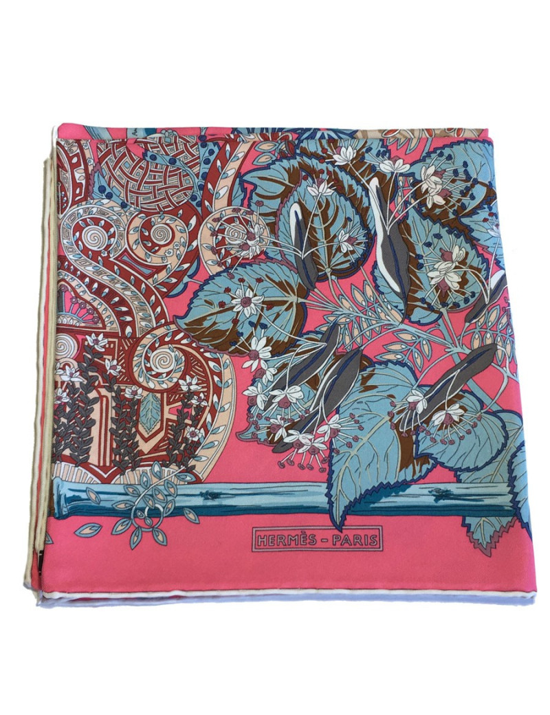 Carré HERMES "Mythes et Métamorphoses" en soie rose