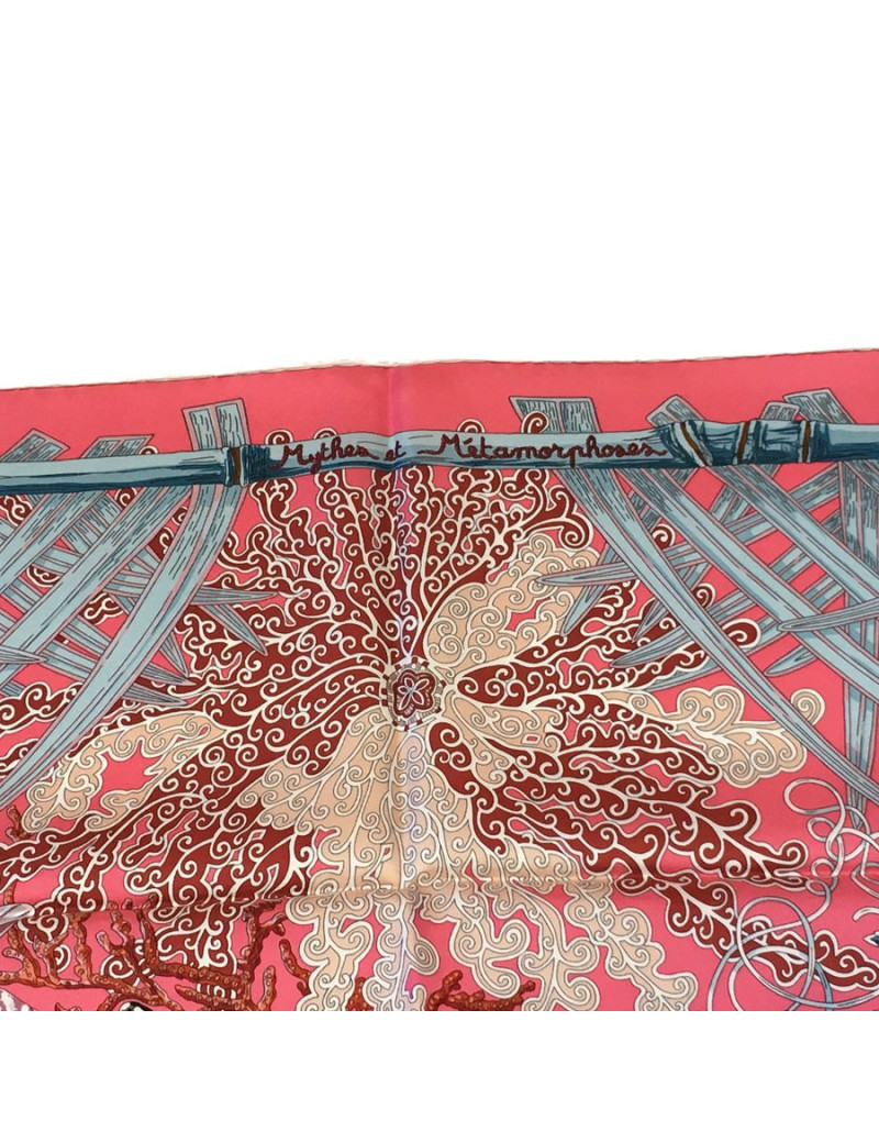 Carré HERMES "Mythes et Métamorphoses" en soie rose