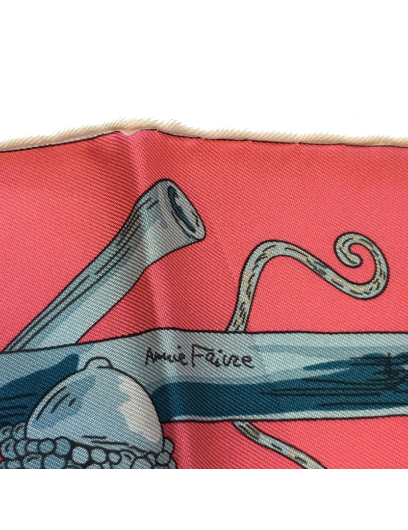 Carré HERMES "Mythes et Métamorphoses" en soie rose