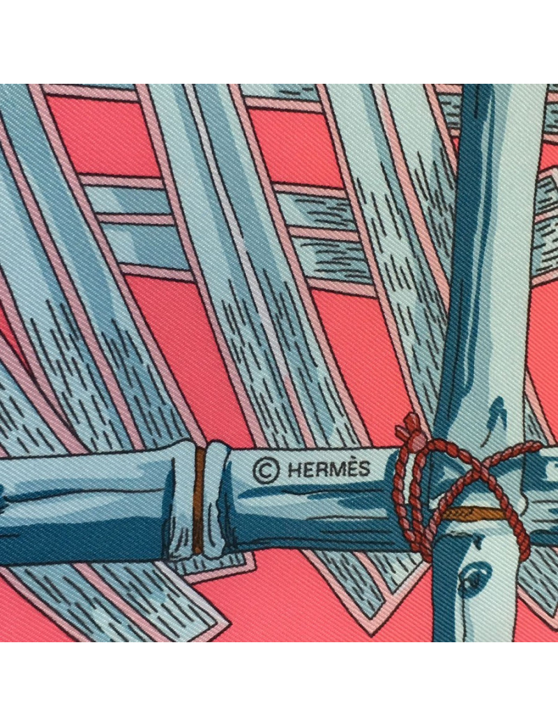 Carré HERMES "Mythes et Métamorphoses" en soie rose