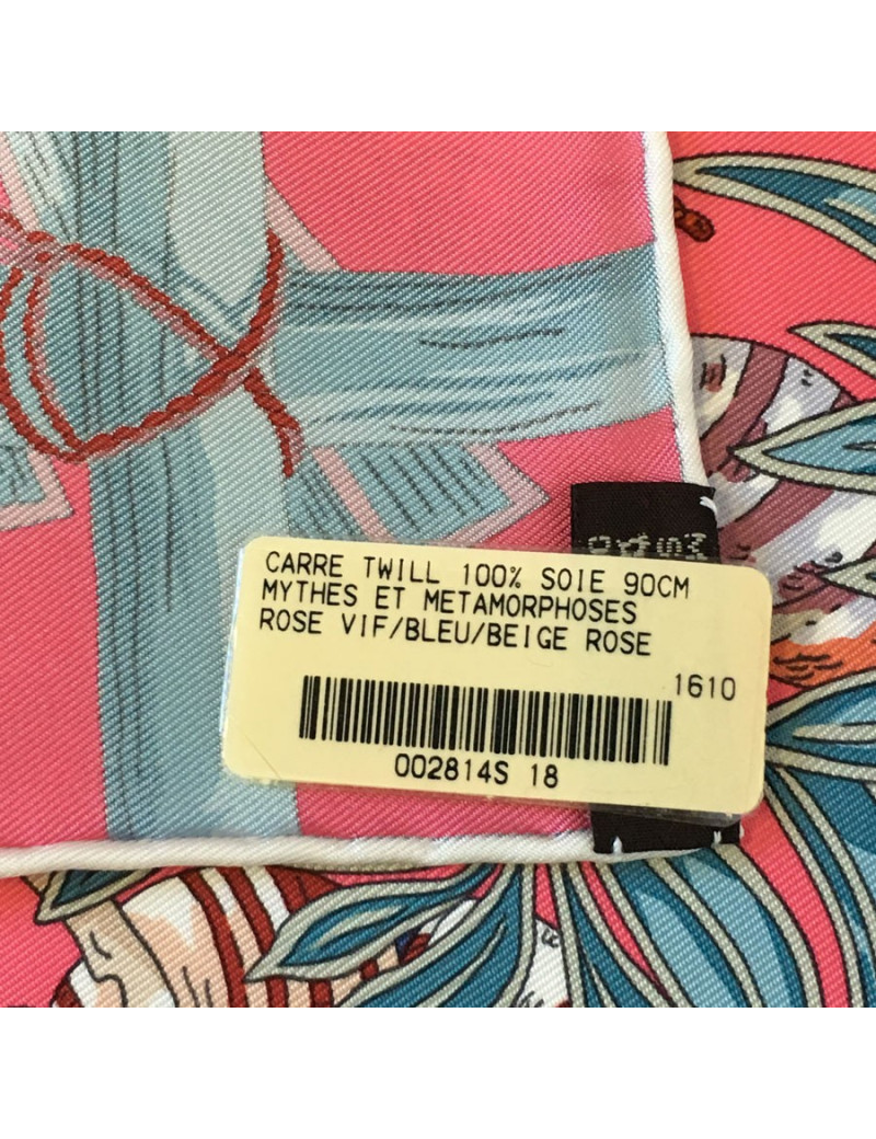 Carré HERMES "Mythes et Métamorphoses" en soie rose