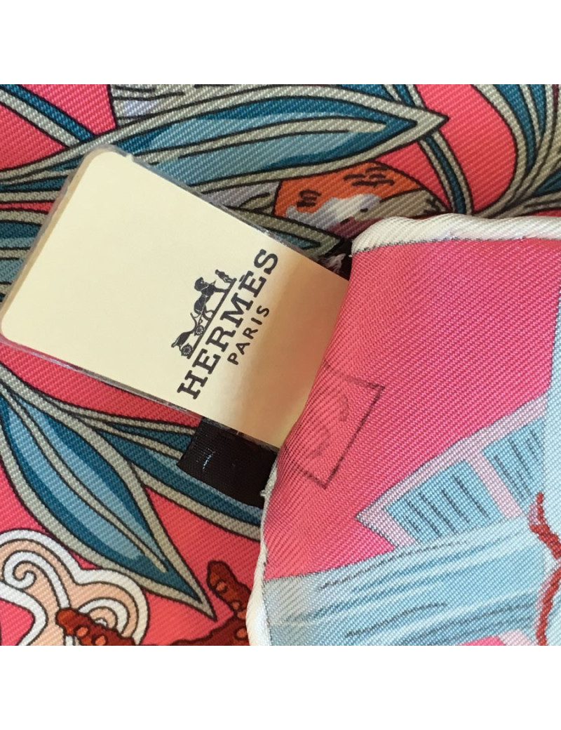 Carré HERMES "Mythes et Métamorphoses" en soie rose