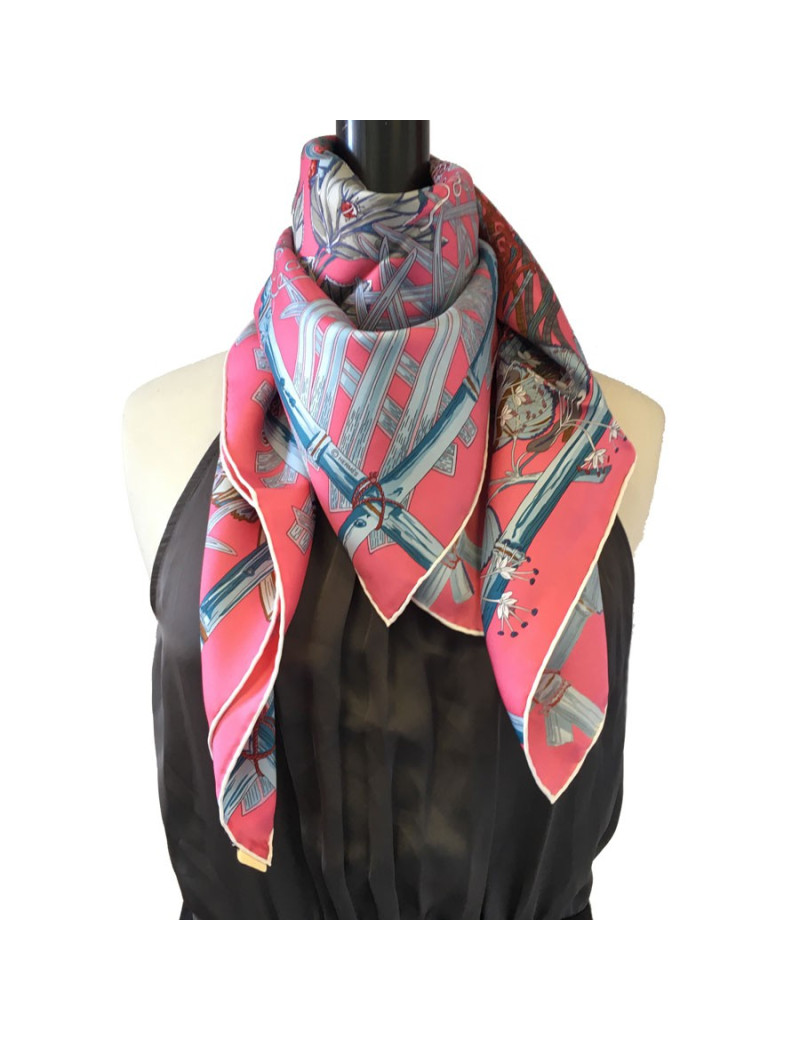 Carré HERMES "Mythes et Métamorphoses" en soie rose