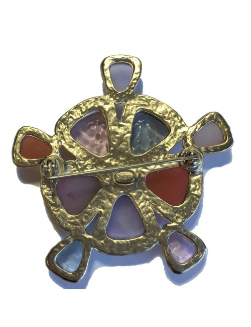 Broche CHANEL en métal doré et résine colorée