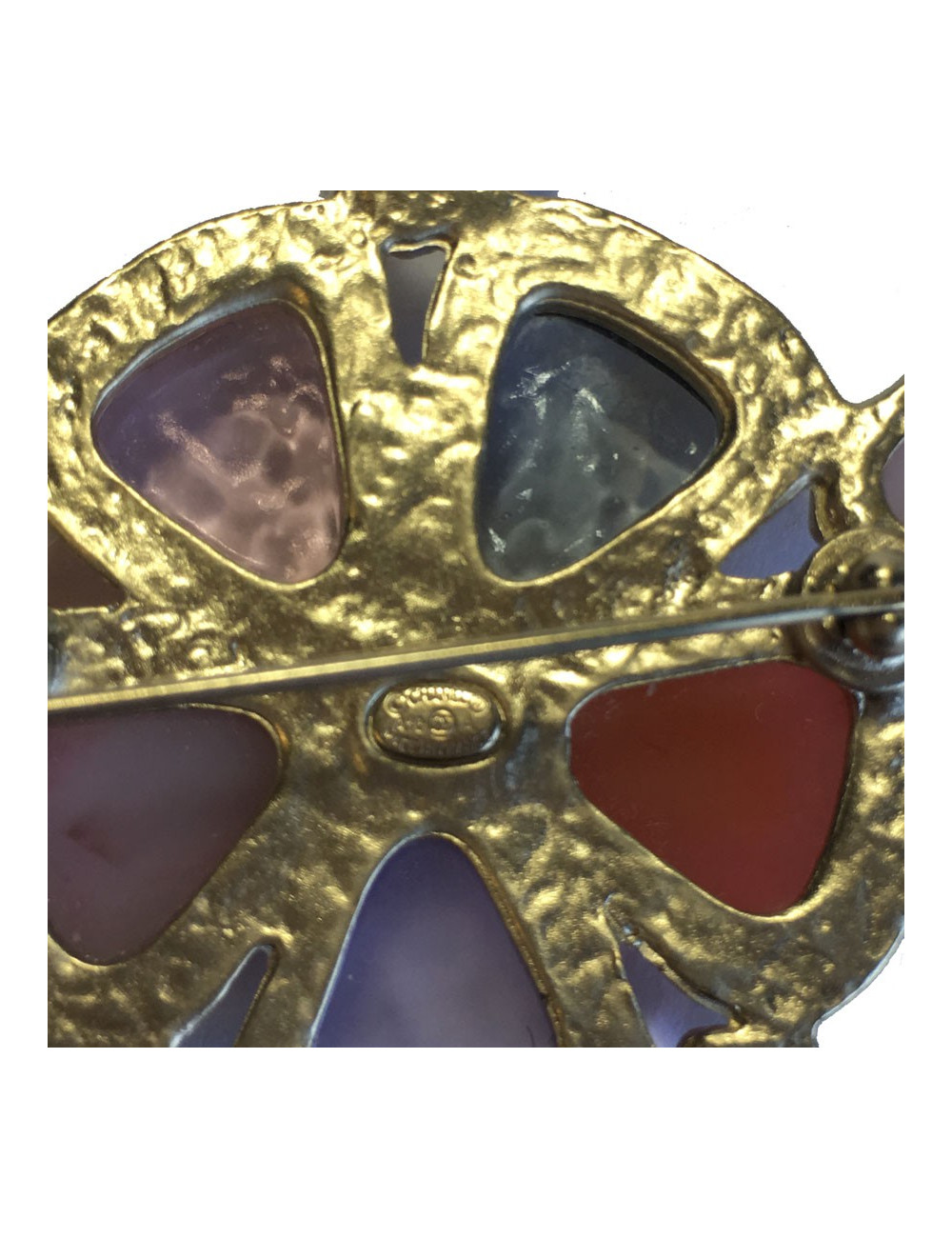 Broche CHANEL en métal doré et résine colorée