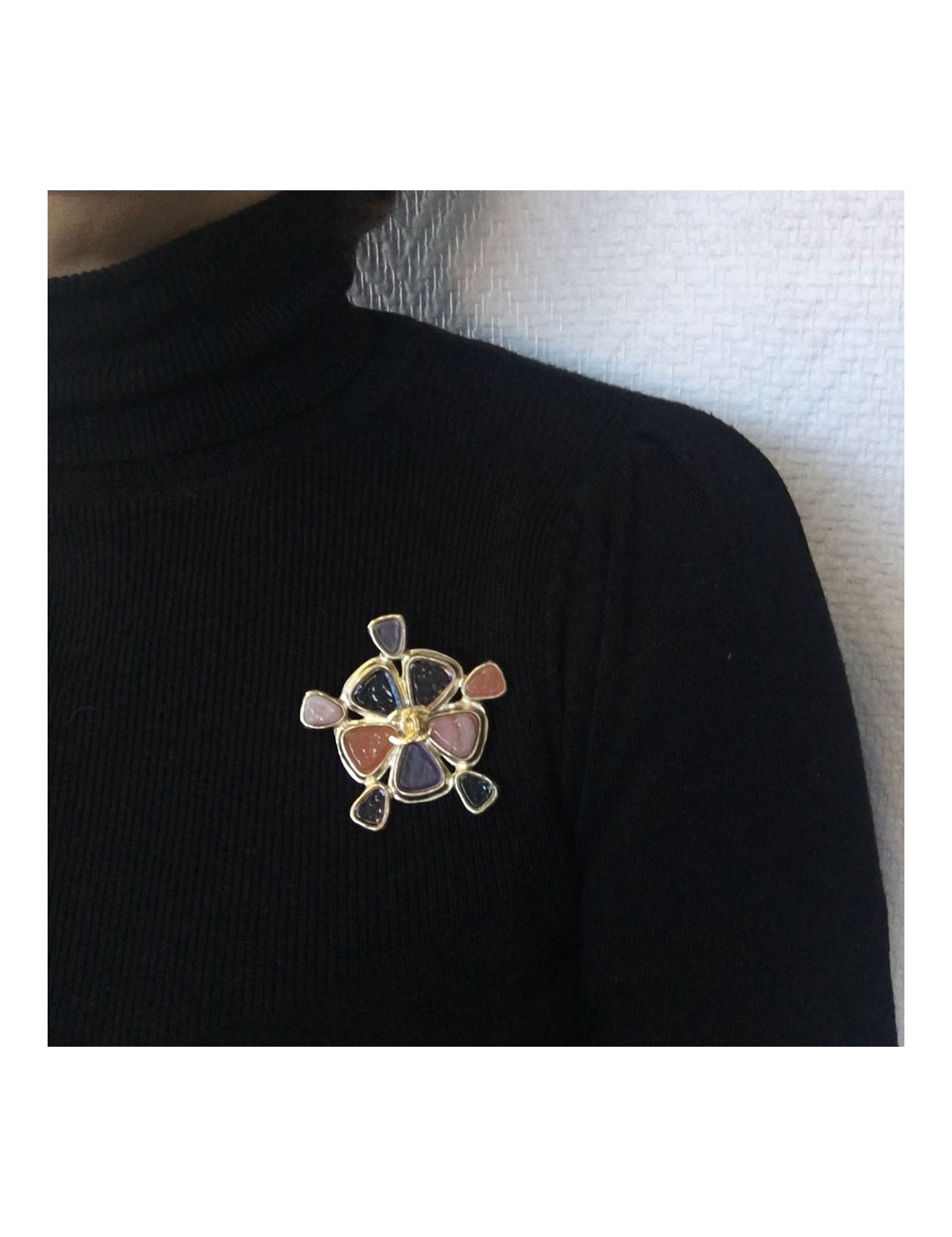 Broche CHANEL en métal doré et résine colorée