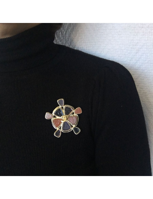 Broche CHANEL en métal doré et résine colorée