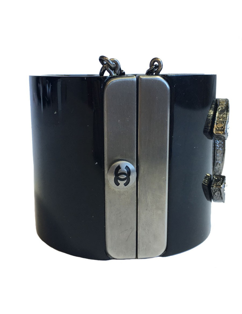 Manchette CHANEL en plexi noir et CC central en strass