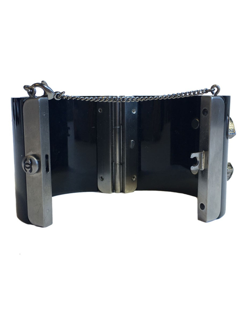 Manchette CHANEL en plexi noir et CC central en strass