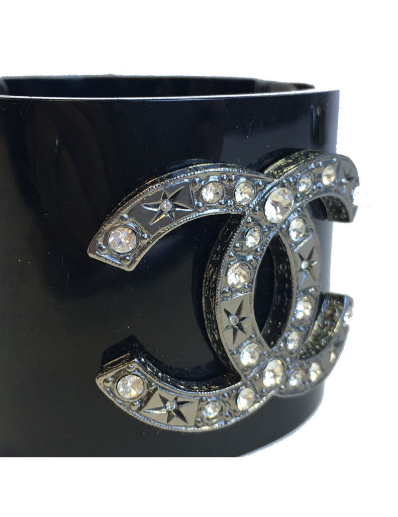 Manchette CHANEL en plexi noir et CC central en strass