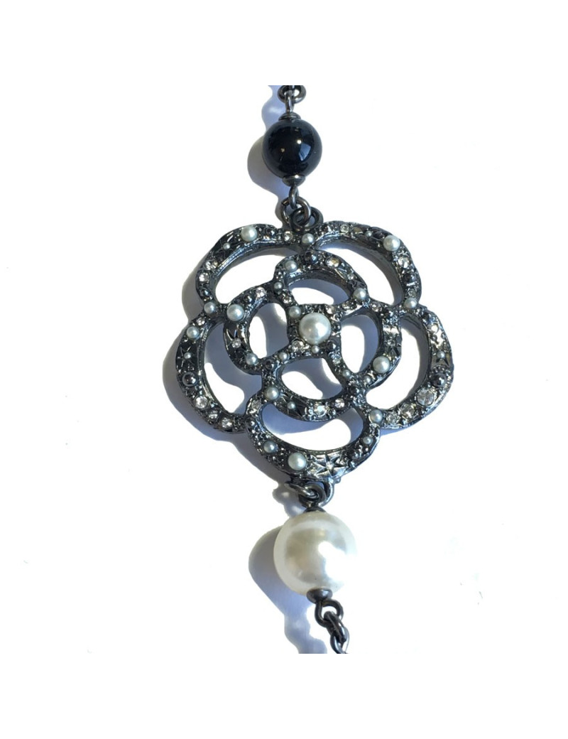 Sautoir CHANEL camélias, perles nacrées et noires