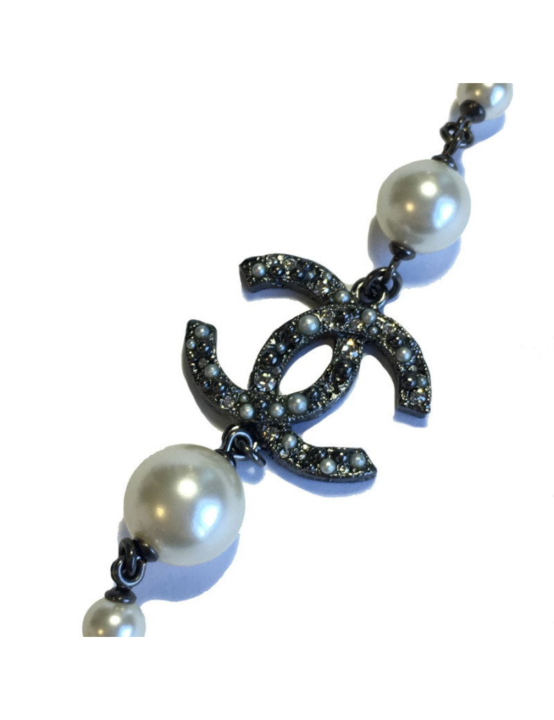 Sautoir CHANEL camélias, perles nacrées et noires