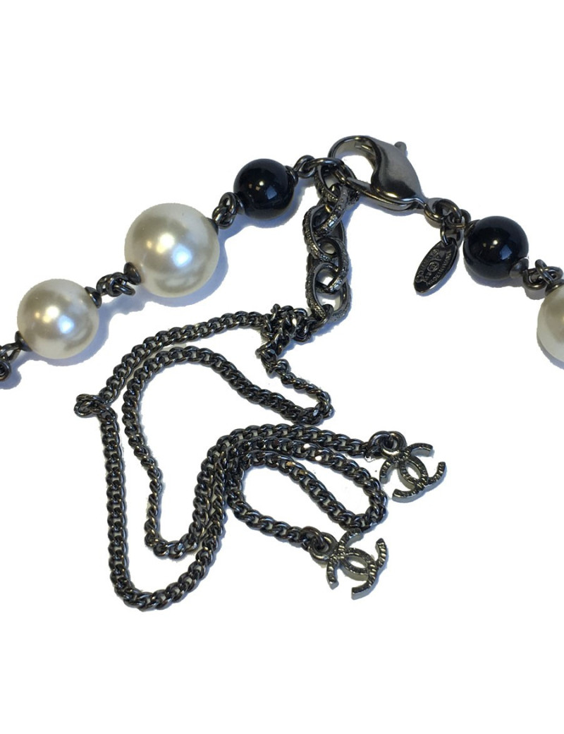 Sautoir CHANEL camélias, perles nacrées et noires