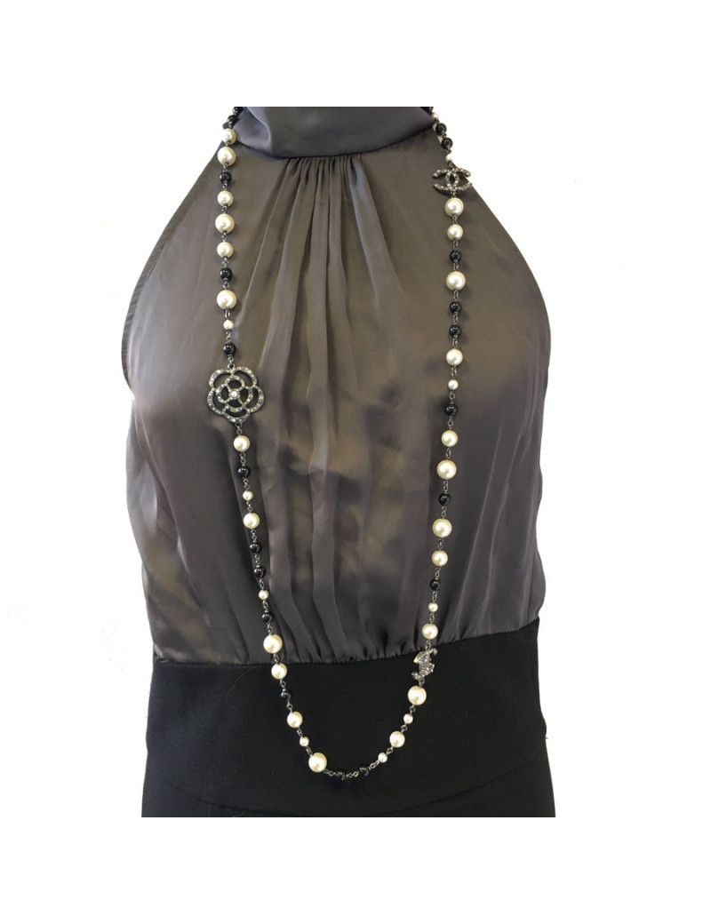 Sautoir CHANEL camélias, perles nacrées et noires