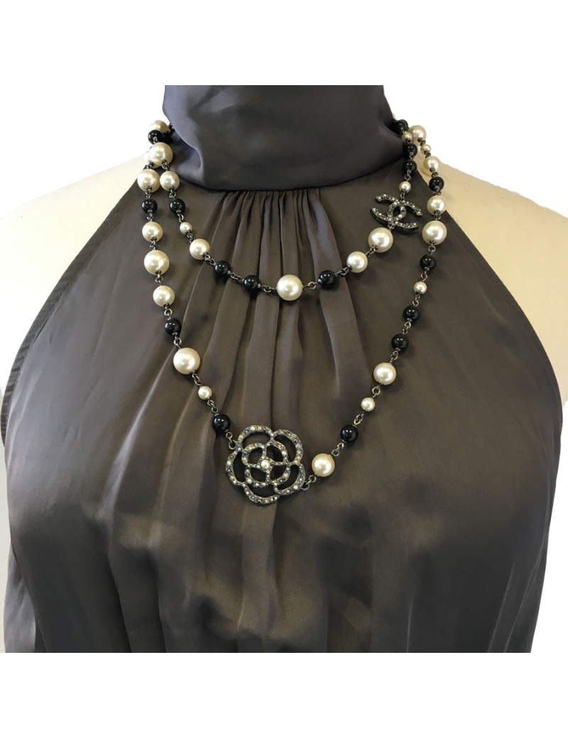 Sautoir CHANEL camélias, perles nacrées et noires