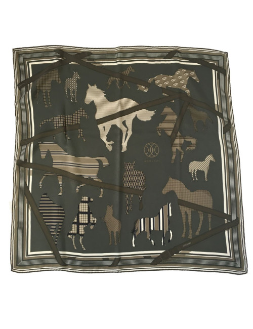 Carré HERMES "GRV2392" en soie vert, kaki et blanc