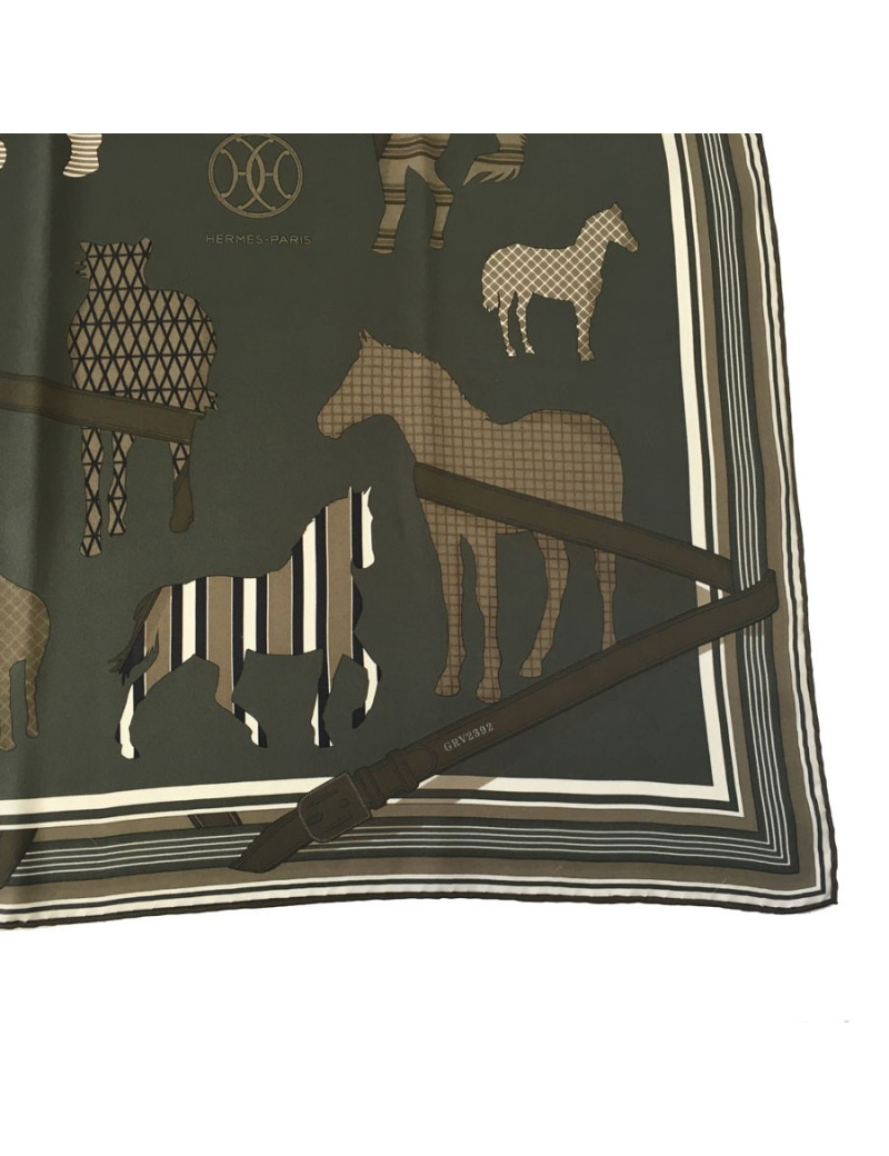 Carré HERMES "GRV2392" en soie vert, kaki et blanc