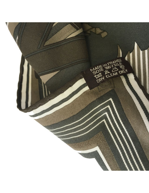 Carré HERMES "GRV2392" en soie vert, kaki et blanc