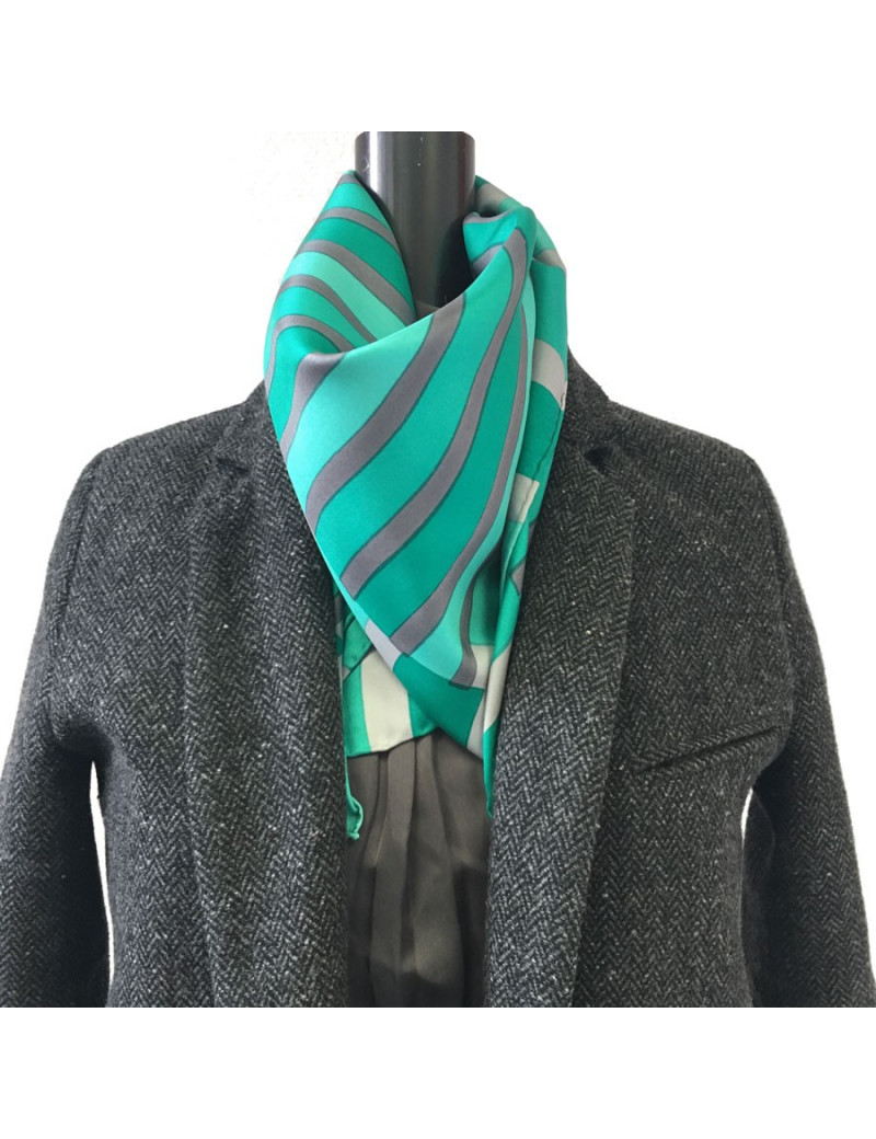 Foulard YVES SAINT LAURENT en soie vert et gris