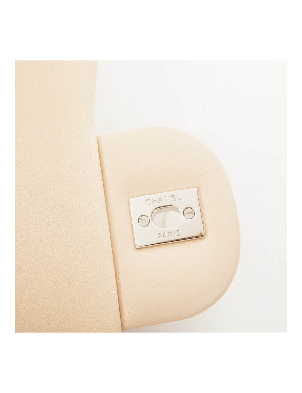 Sac jumbo CHANEL cuir d'agneau matelassé beige