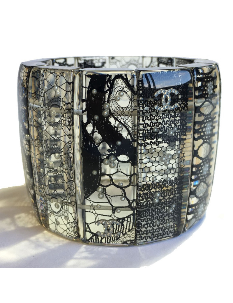Manchette CHANEL plexiglass, dentelle et perles nacrées