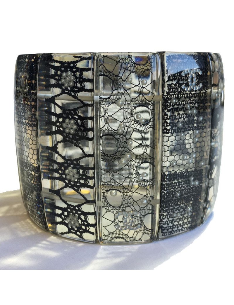 Manchette CHANEL plexiglass, dentelle et perles nacrées