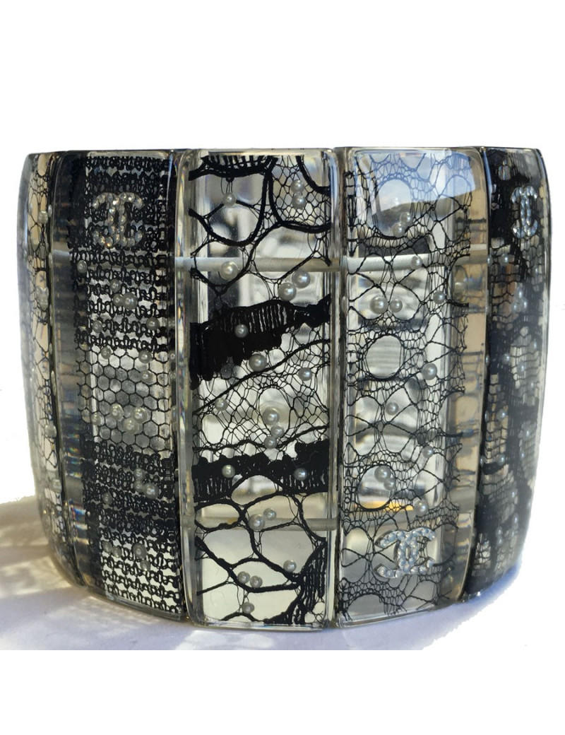 Manchette CHANEL plexiglass, dentelle et perles nacrées