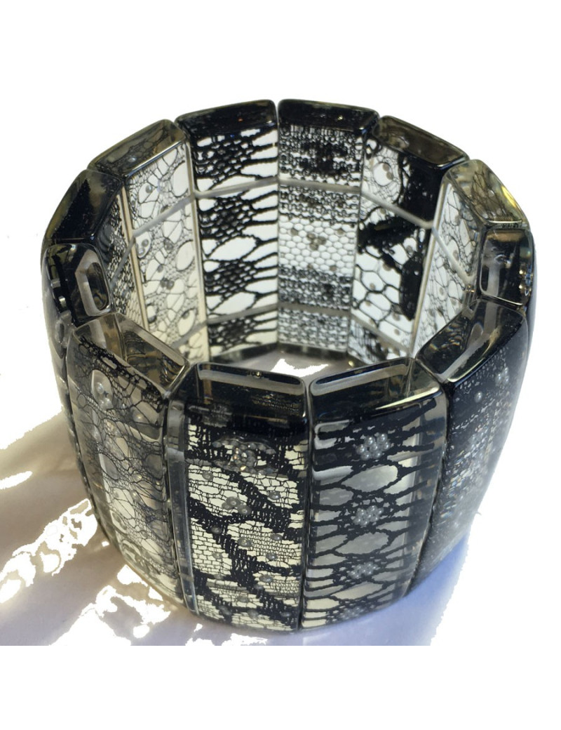 Manchette CHANEL plexiglass, dentelle et perles nacrées