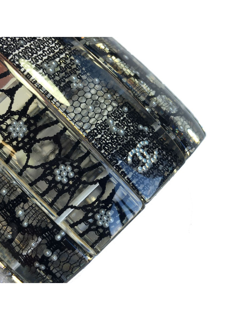 Manchette CHANEL plexiglass, dentelle et perles nacrées