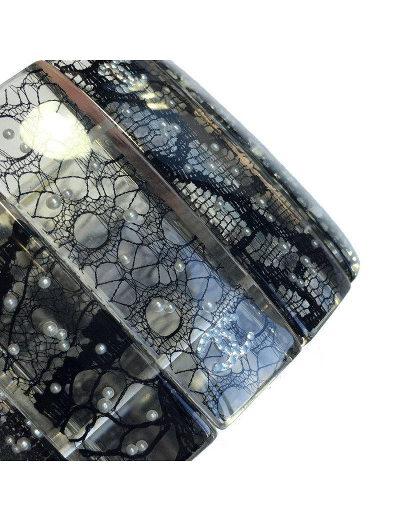 Manchette CHANEL plexiglass, dentelle et perles nacrées