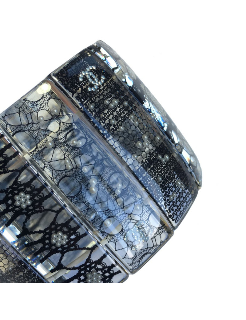 Manchette CHANEL plexiglass, dentelle et perles nacrées