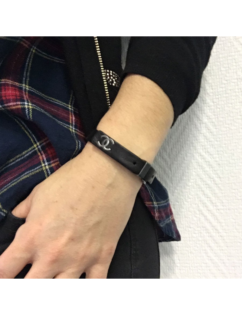 Bracelet CHANEL en cuir d'agneau lisse noir fermoir en métal argenté