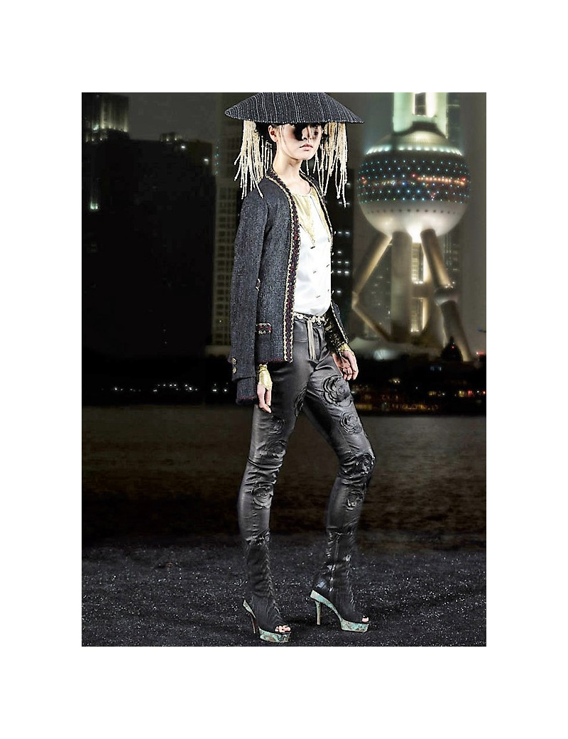 Bottines plateforme CHANEL t. 39.5  Paris Shanghai en daim noir imprimé et bois peint vert et doré      