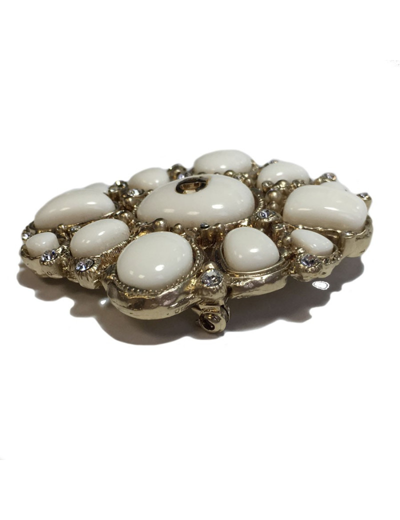 Broche CHANEL émail ivoire, strass et métal doré