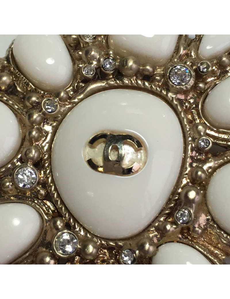 Broche CHANEL émail ivoire, strass et métal doré