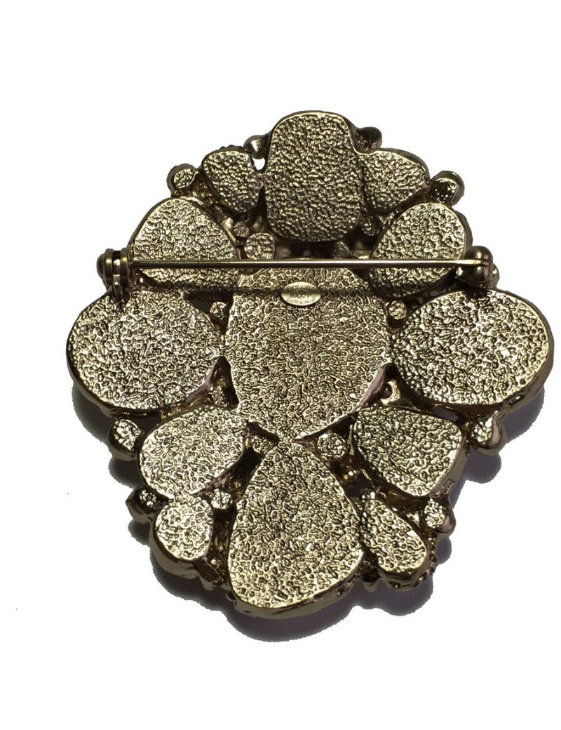 Broche CHANEL émail ivoire, strass et métal doré