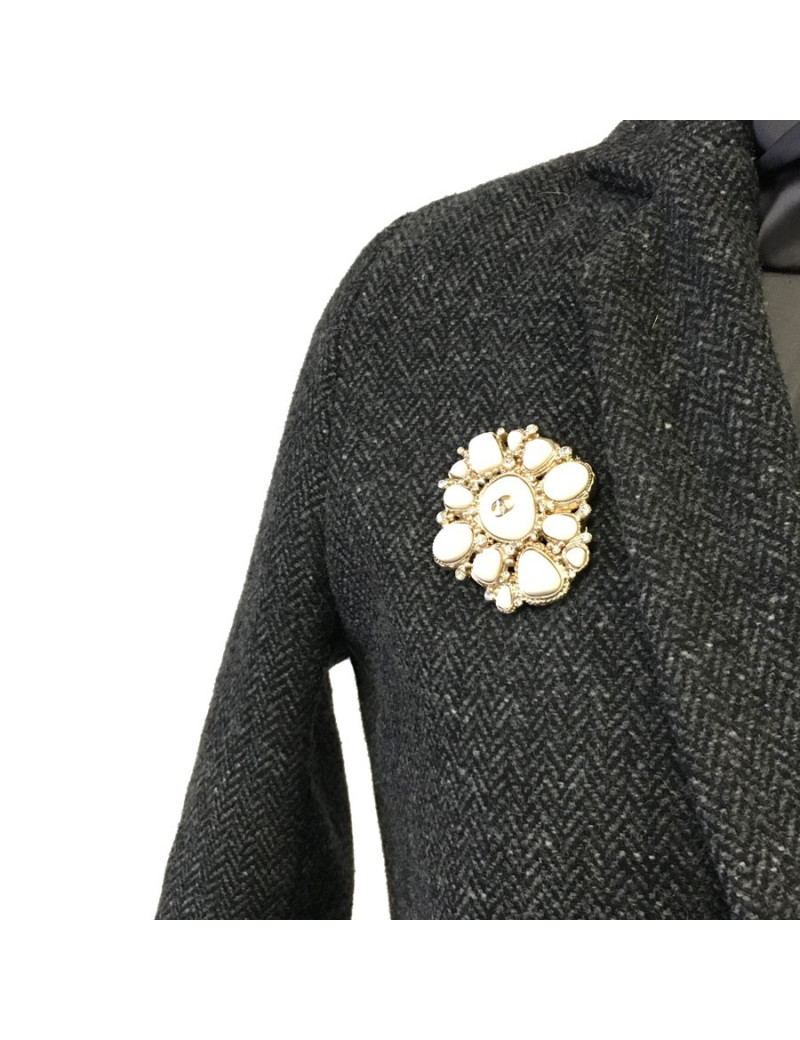 Broche CHANEL émail ivoire, strass et métal doré
