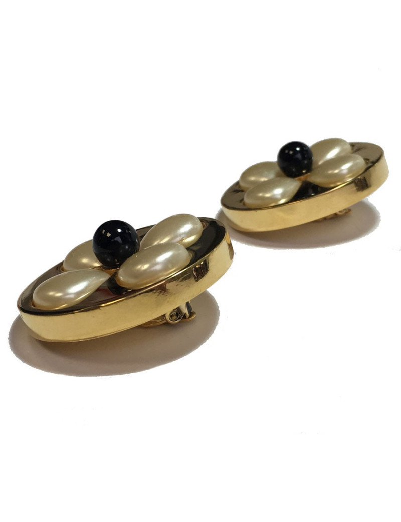  CHANEL vintage clip-on earrings in gilded metal and pearls