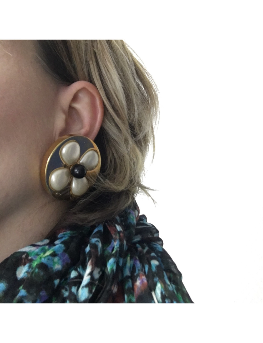  CHANEL vintage clip-on earrings in gilded metal and pearls