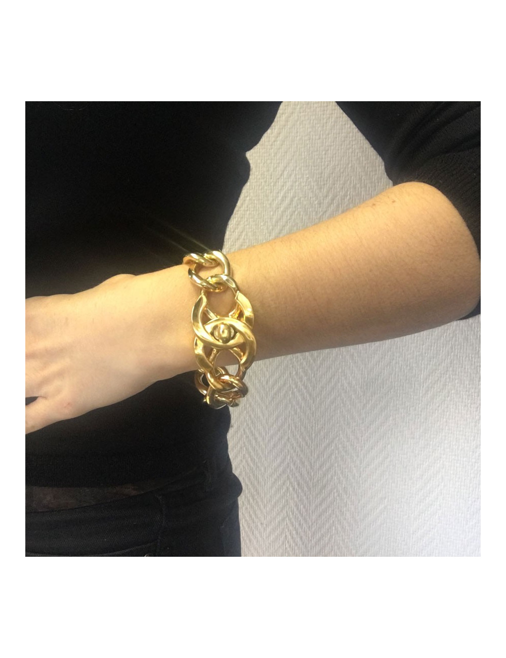 Bracelet CHANEL CC en maille en métal doré
