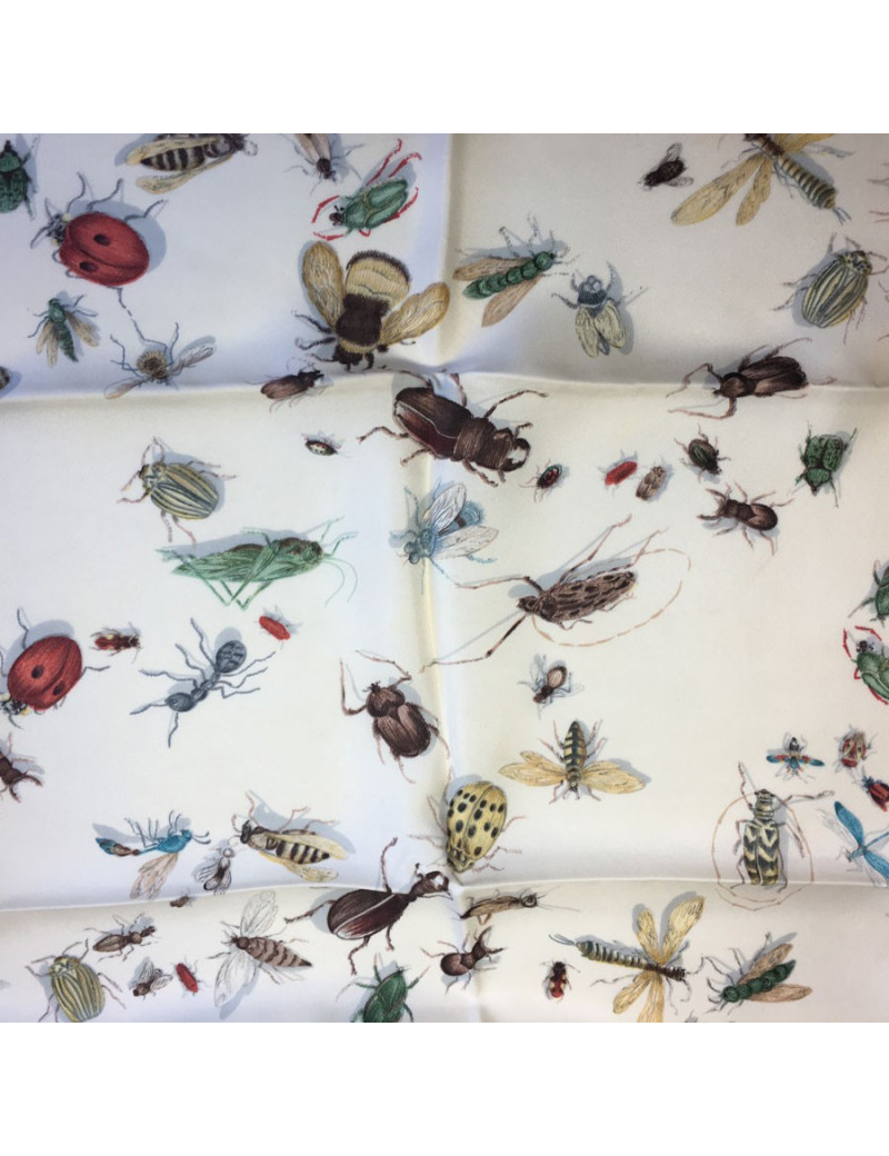 A NETTOYER Carré HERMÈS en soie ivoire et bordure beige foncé 