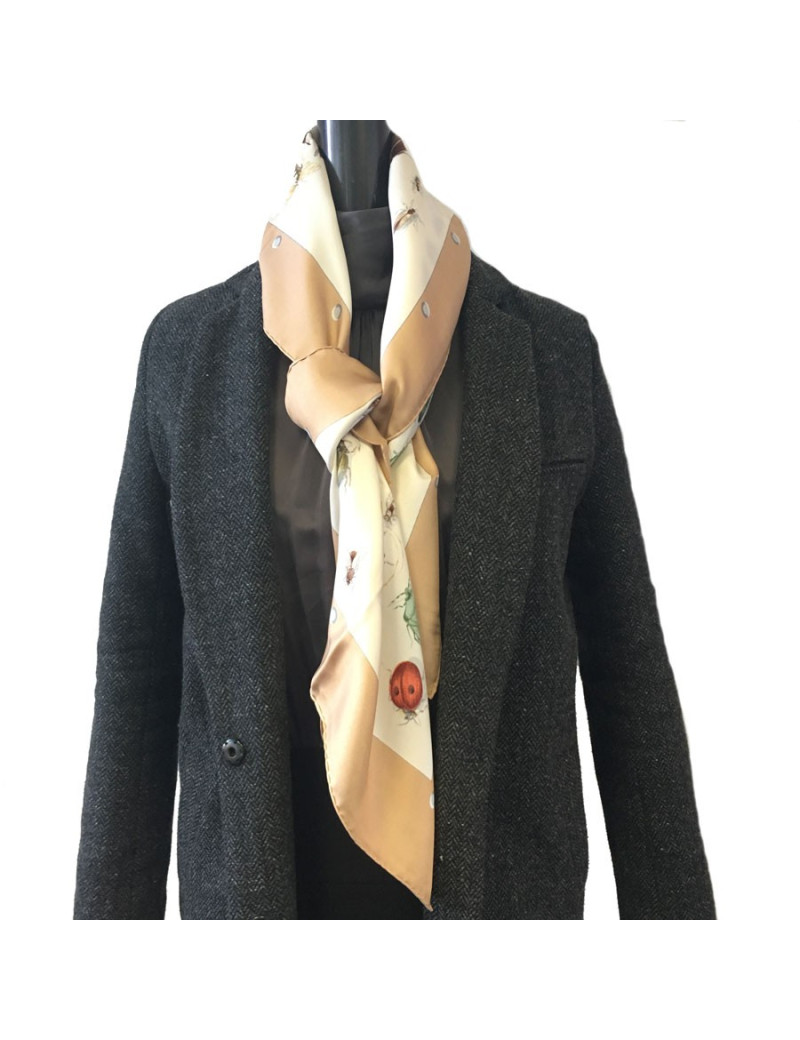 A NETTOYER Carré HERMÈS en soie ivoire et bordure beige foncé 