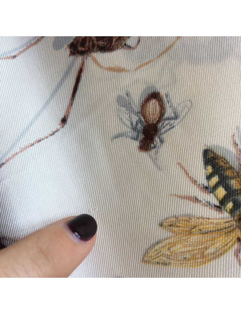 A NETTOYER Carré HERMÈS en soie ivoire et bordure beige foncé 